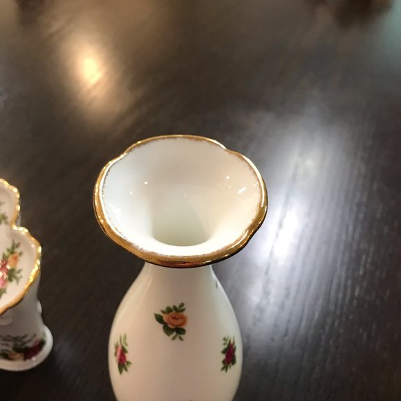 Royal Albert Bone China Old Country Roses 7.5 Inches Bud  ROYAL ALBERT OLD COUNTRY ROSE MINI VASE 7.5\